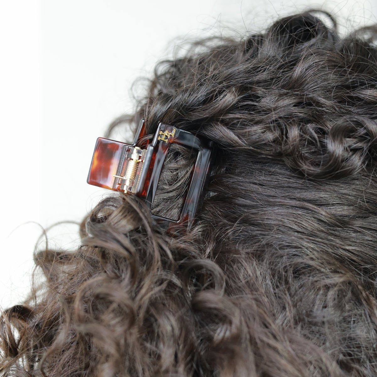 HoneyLux Leo Midi Claw Clip in curly hair